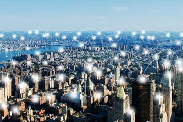 Red inalámbrica sobre la ciudad visualizada a través de arcos blancos de luz